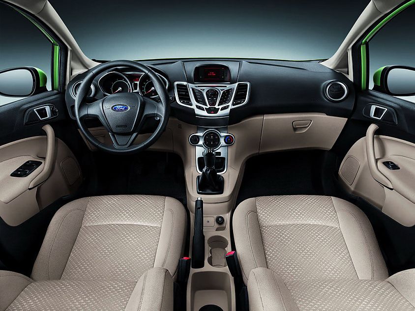 新嘉年华两厢内饰