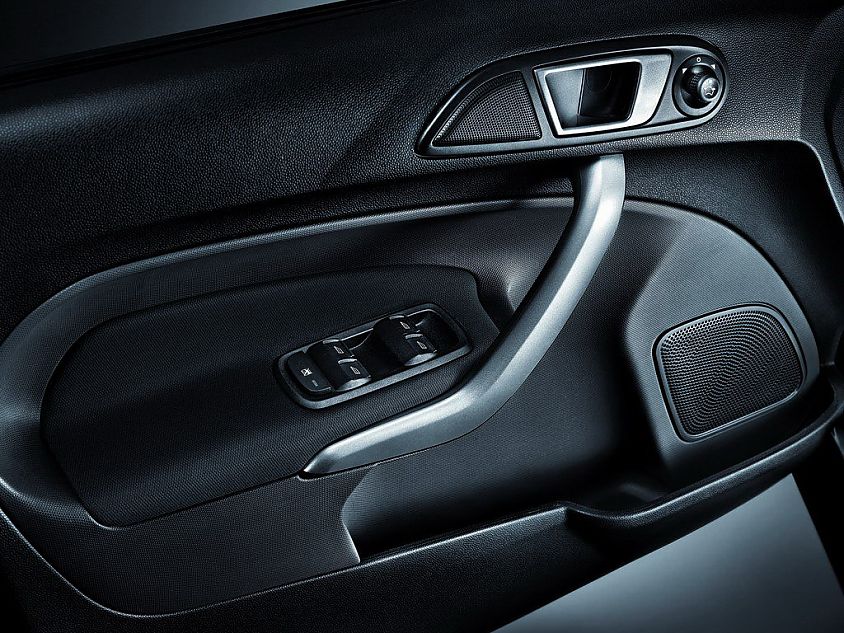 新嘉年华两厢内饰