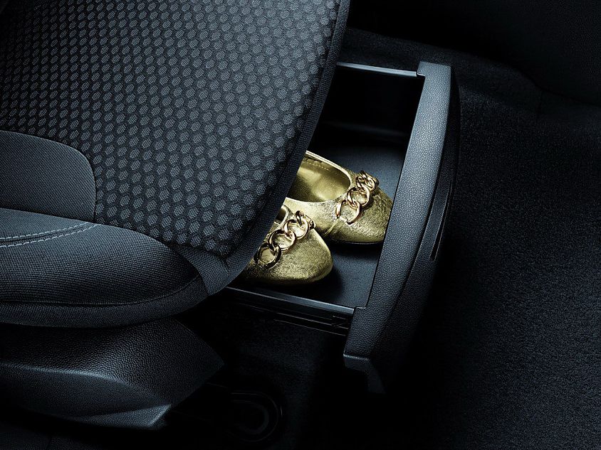 新嘉年华两厢内饰