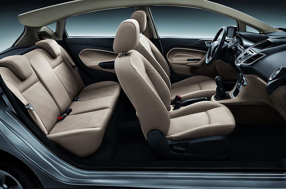 新嘉年华两厢内饰