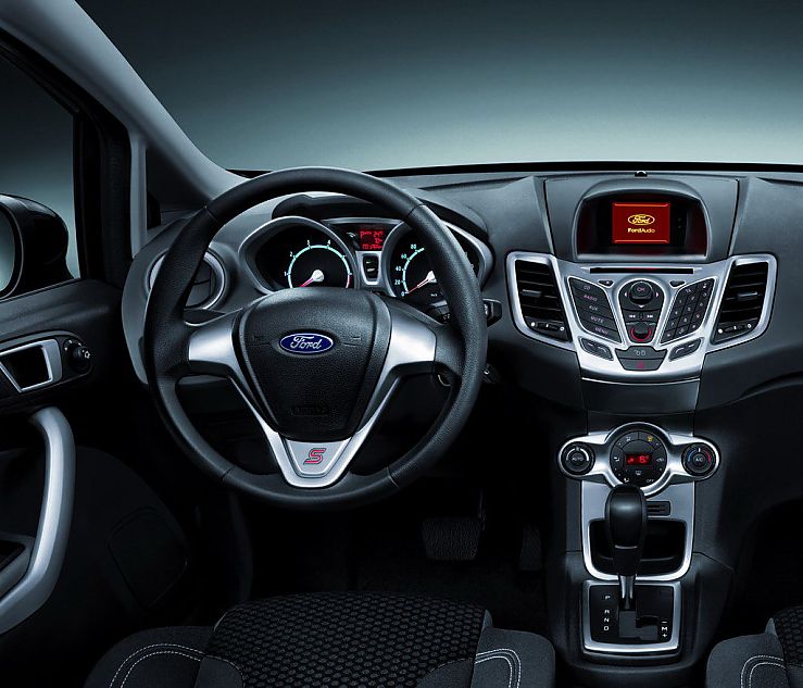 新嘉年华两厢内饰