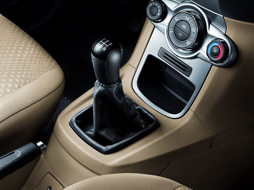 新嘉年华两厢内饰