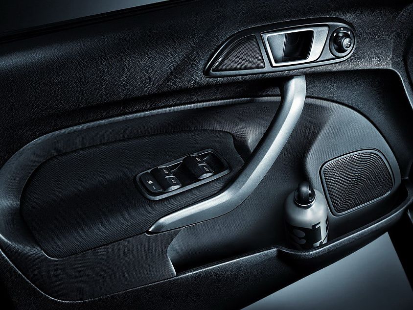 新嘉年华两厢内饰