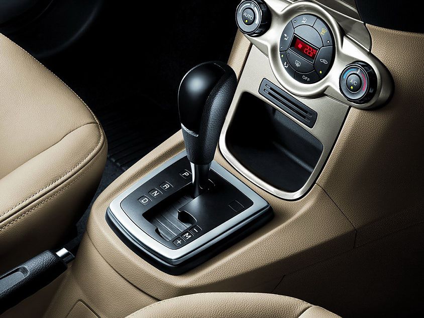 新嘉年华两厢内饰