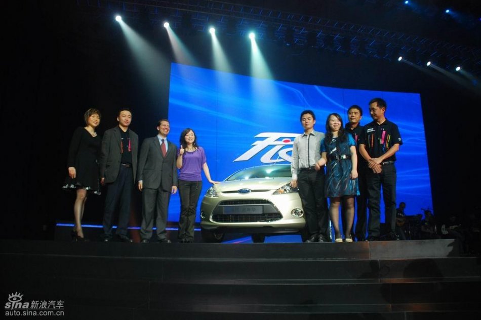 新嘉年华上市现场设计团队合影