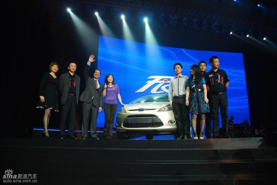 新嘉年华上市现场设计团队合影