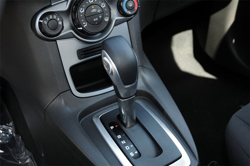 两厢 2013款 1.5L AT 品尚型 内饰