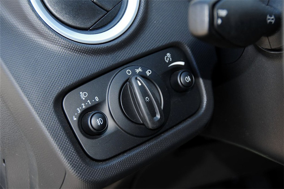 两厢 2013款 1.5L AT 品尚型 内饰