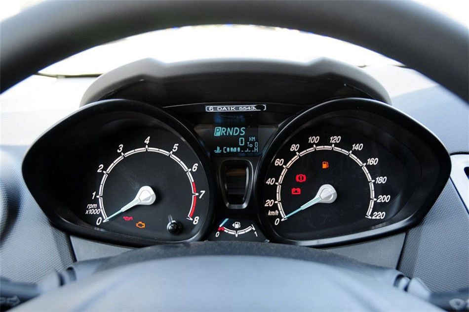 两厢 2013款 1.5L AT 品尚型 内饰