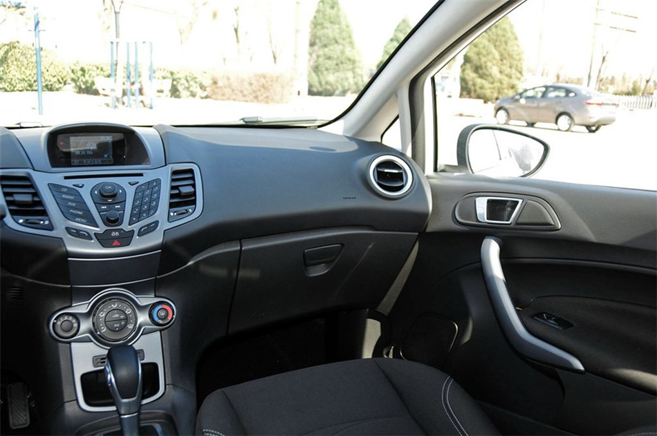 两厢 2013款 1.5L AT 品尚型 内饰