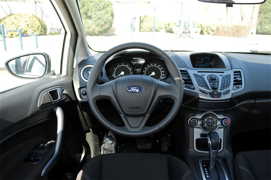 两厢 2013款 1.5L AT 品尚型 内饰