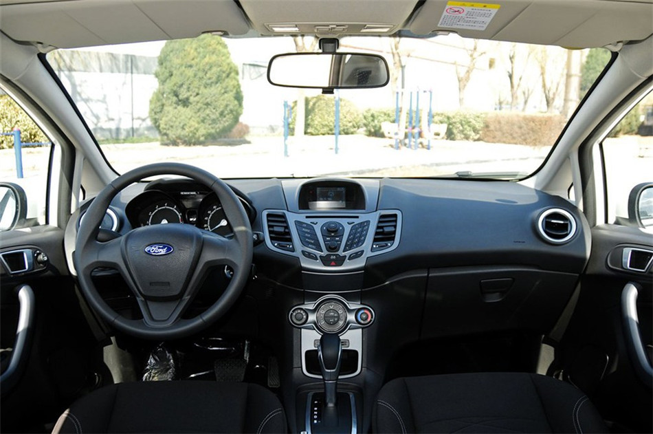 两厢 2013款 1.5L AT 品尚型 内饰