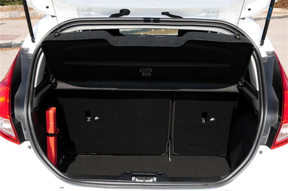 两厢 2013款 1.5L AT 品尚型 座椅空间