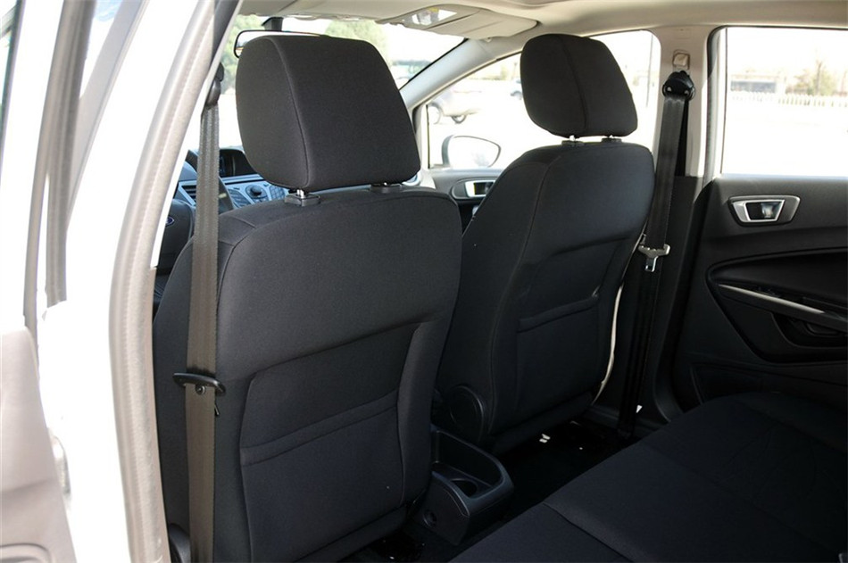 两厢 2013款 1.5L AT 品尚型 座椅空间