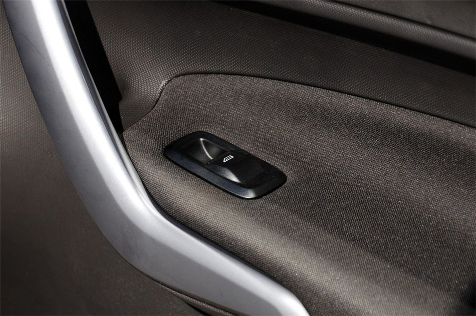 两厢 2013款 1.5L AT 品尚型 座椅空间