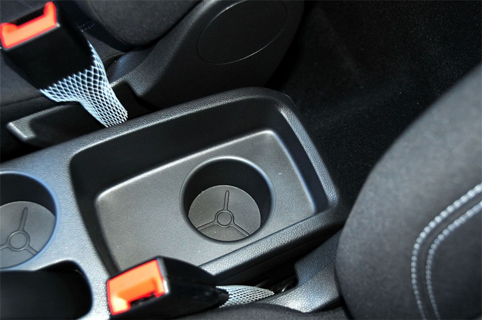 两厢 2013款 1.5L AT 品尚型 座椅空间