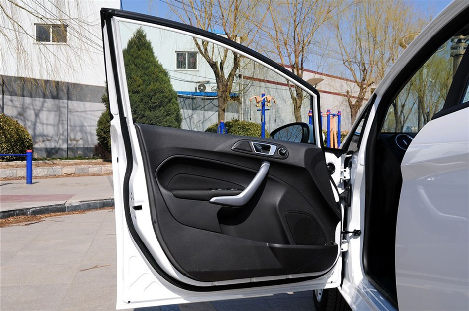 两厢 2013款 1.5L AT 品尚型 座椅空间