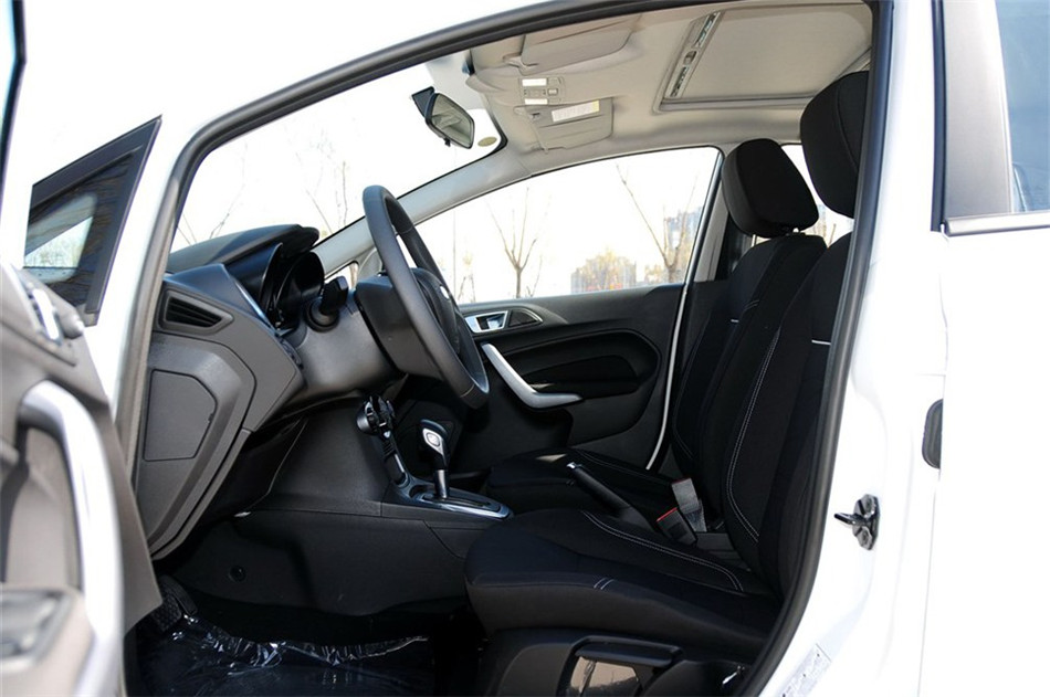 两厢 2013款 1.5L AT 品尚型 座椅空间