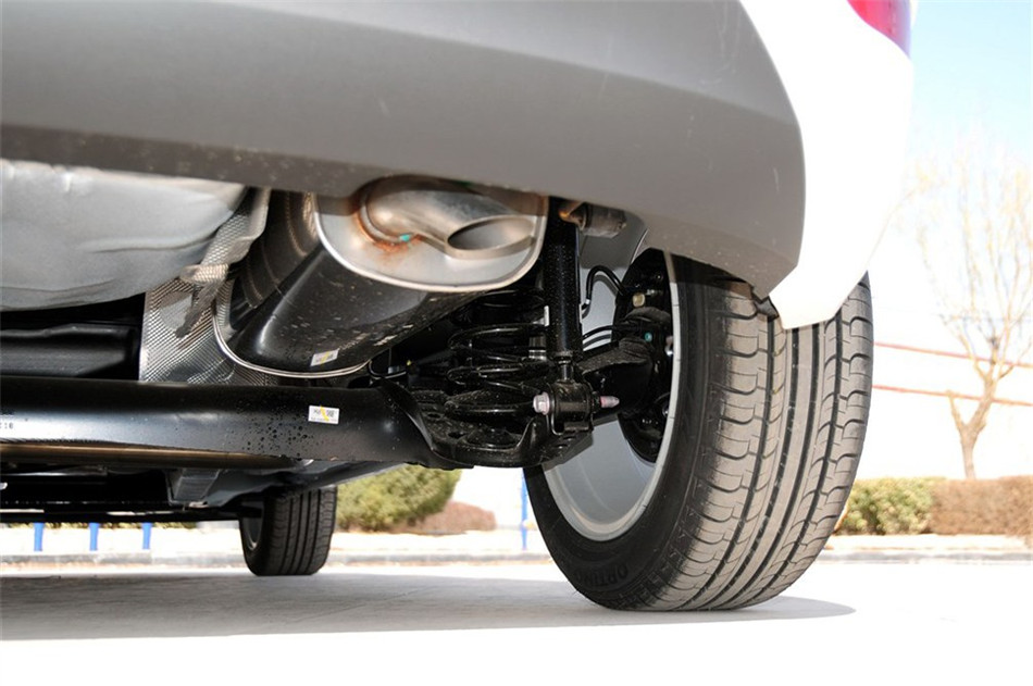 两厢 2013款 1.5L AT 品尚型 引擎底盘