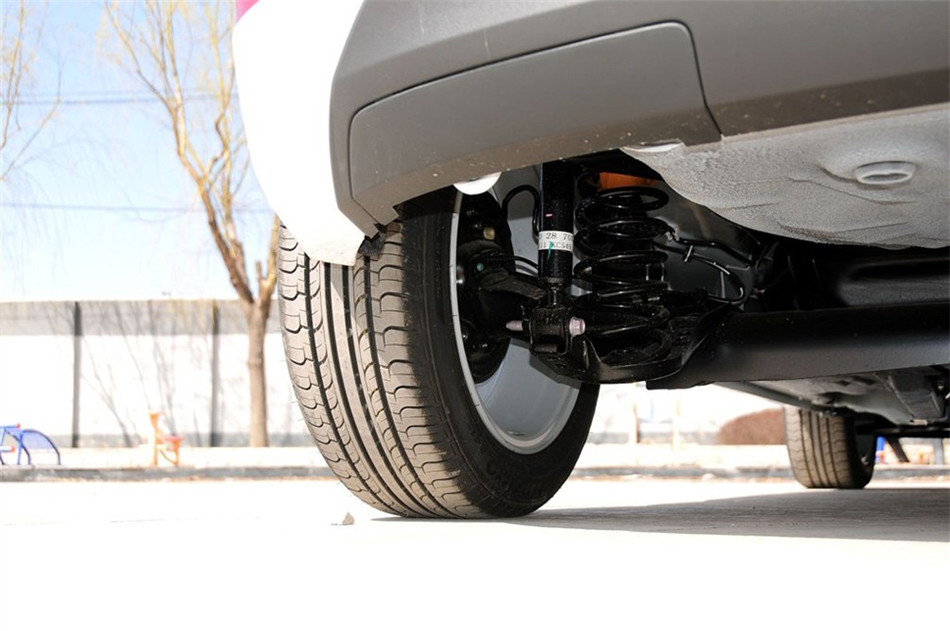 两厢 2013款 1.5L AT 品尚型 引擎底盘