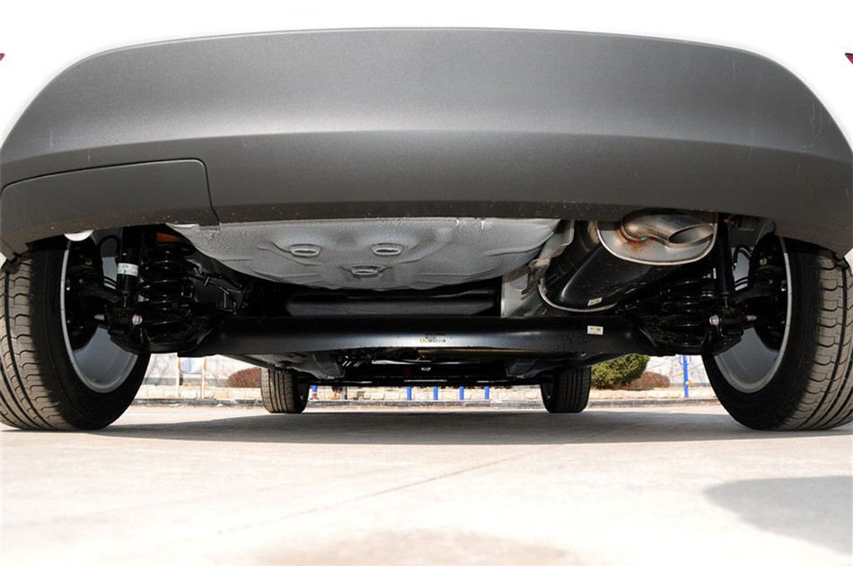 两厢 2013款 1.5L AT 品尚型 引擎底盘