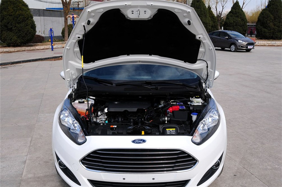 两厢 2013款 1.5L AT 品尚型 引擎底盘