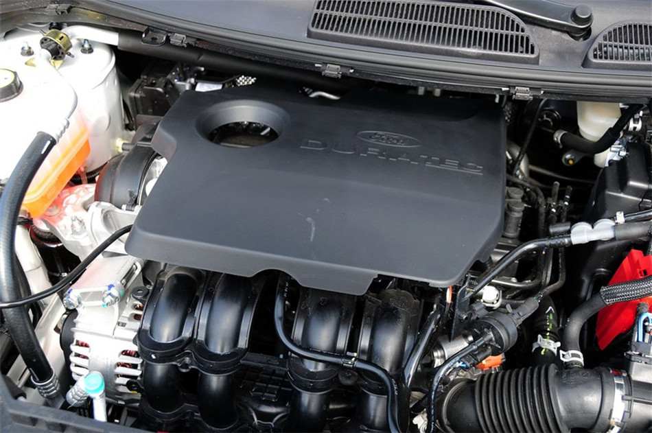 两厢 2013款 1.5L AT 品尚型 引擎底盘