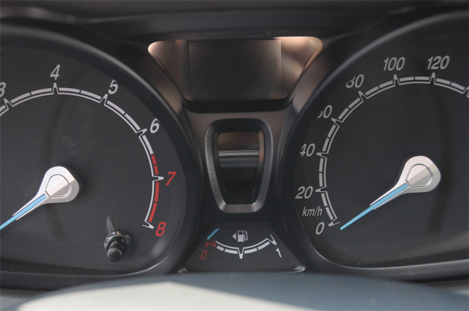 三厢 2013款 1.5L AT 品尚型 内饰