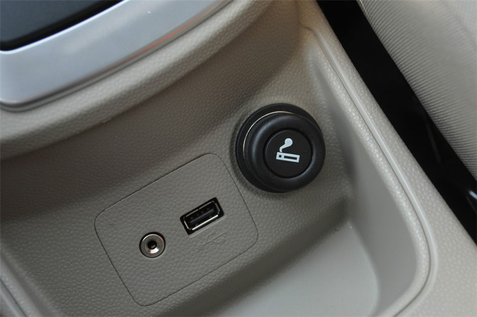 三厢 2013款 1.5L AT 品尚型 内饰