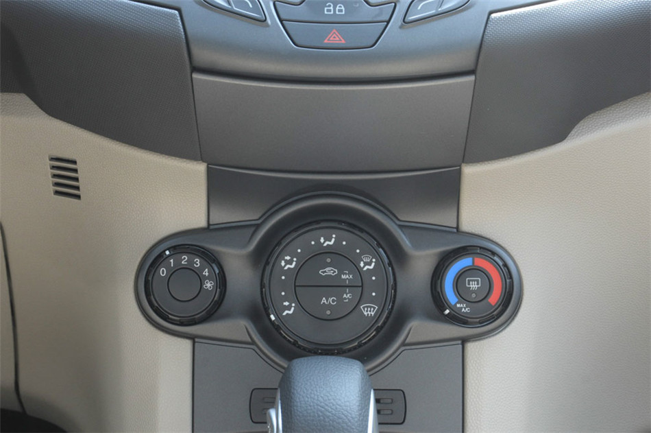 三厢 2013款 1.5L AT 品尚型 内饰