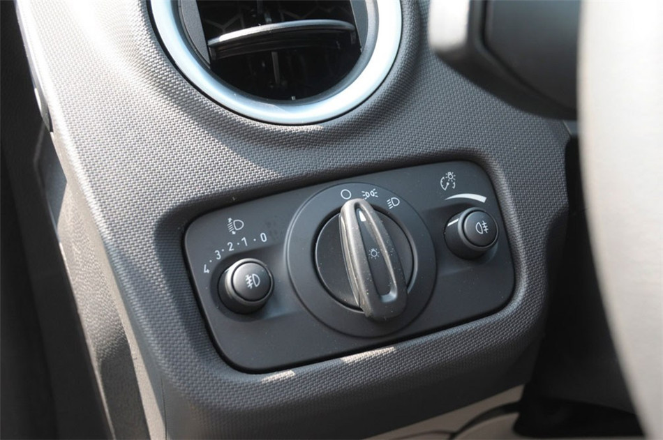 三厢 2013款 1.5L AT 品尚型 内饰