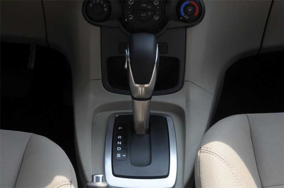 三厢 2013款 1.5L AT 品尚型 内饰