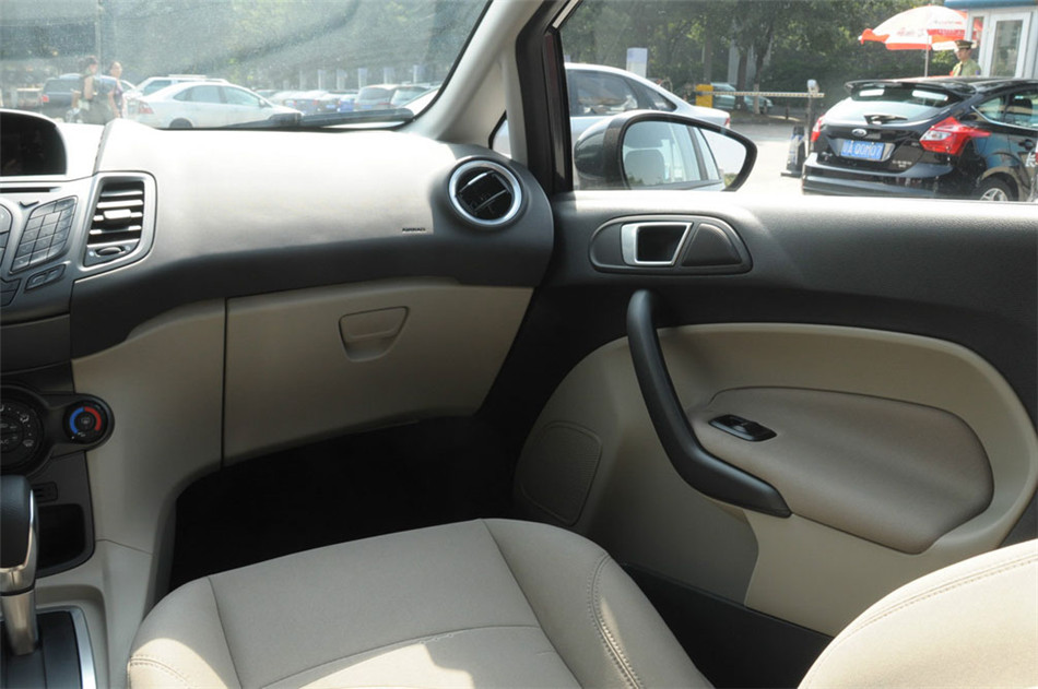 三厢 2013款 1.5L AT 品尚型 内饰