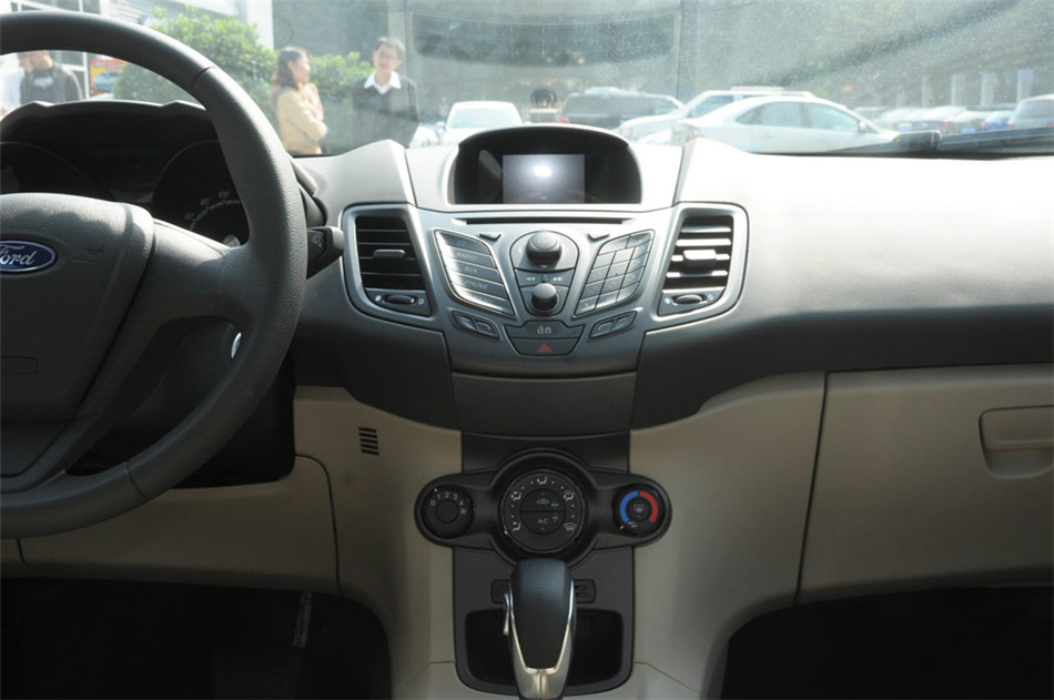 三厢 2013款 1.5L AT 品尚型 内饰