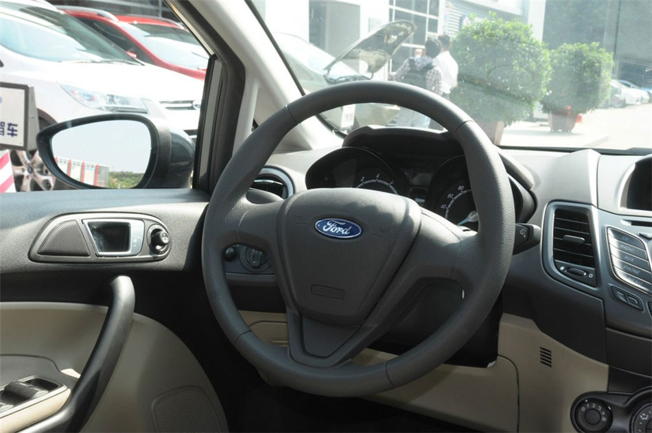 三厢 2013款 1.5L AT 品尚型 内饰