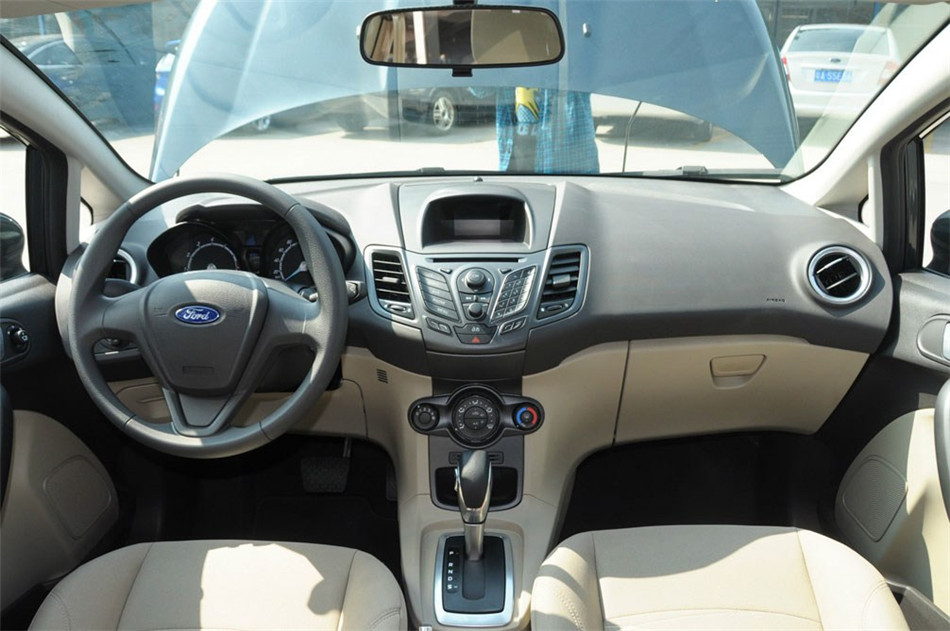 三厢 2013款 1.5L AT 品尚型 内饰