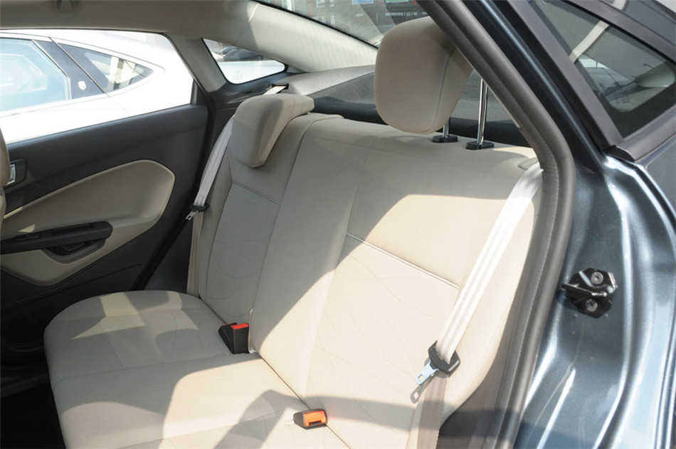 三厢 2013款 1.5L AT 品尚型 座椅空间