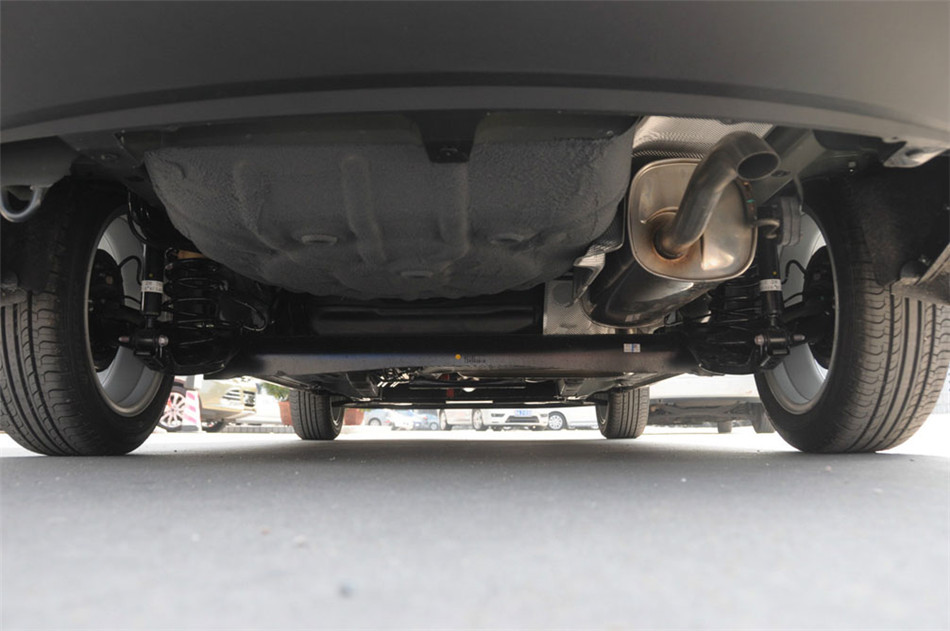 三厢 2013款 1.5L AT 品尚型 引擎底盘