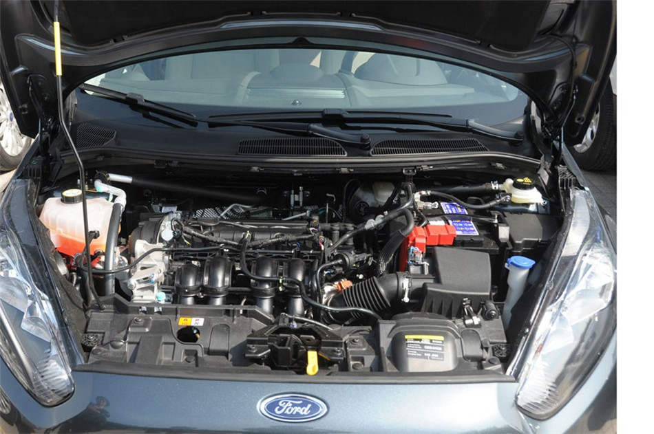 三厢 2013款 1.5L AT 品尚型 引擎底盘