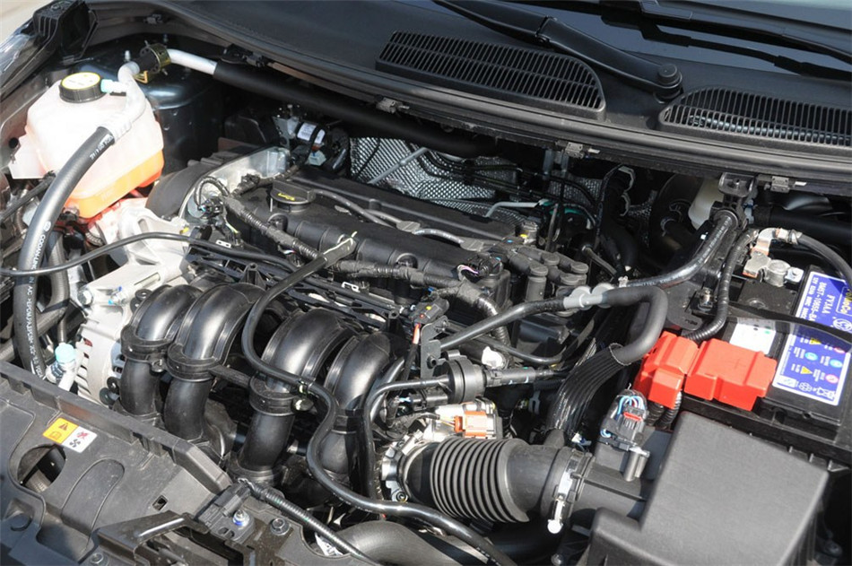 三厢 2013款 1.5L AT 品尚型 引擎底盘