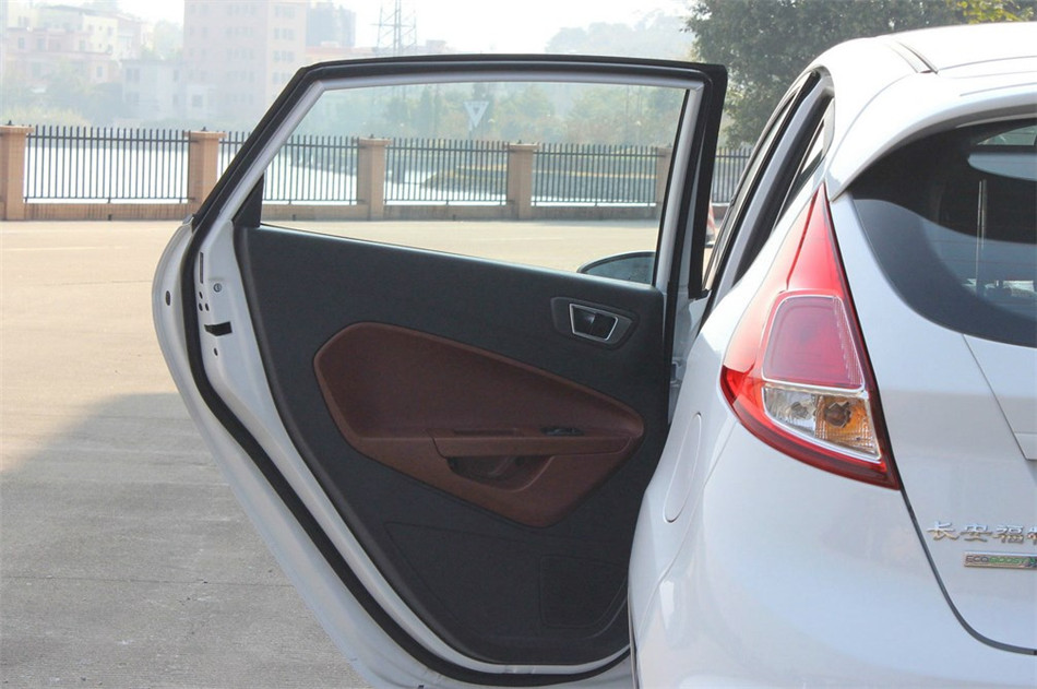 嘉年华 两厢 2014款 1.0T GTDi AT 劲动型 座椅空间