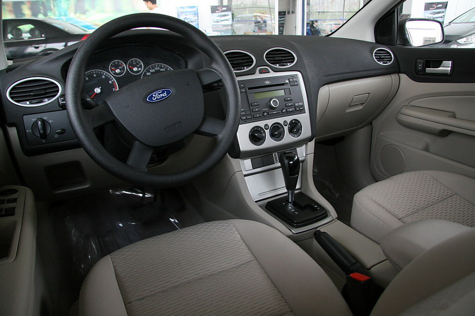 长安福特07款三厢福克斯内饰