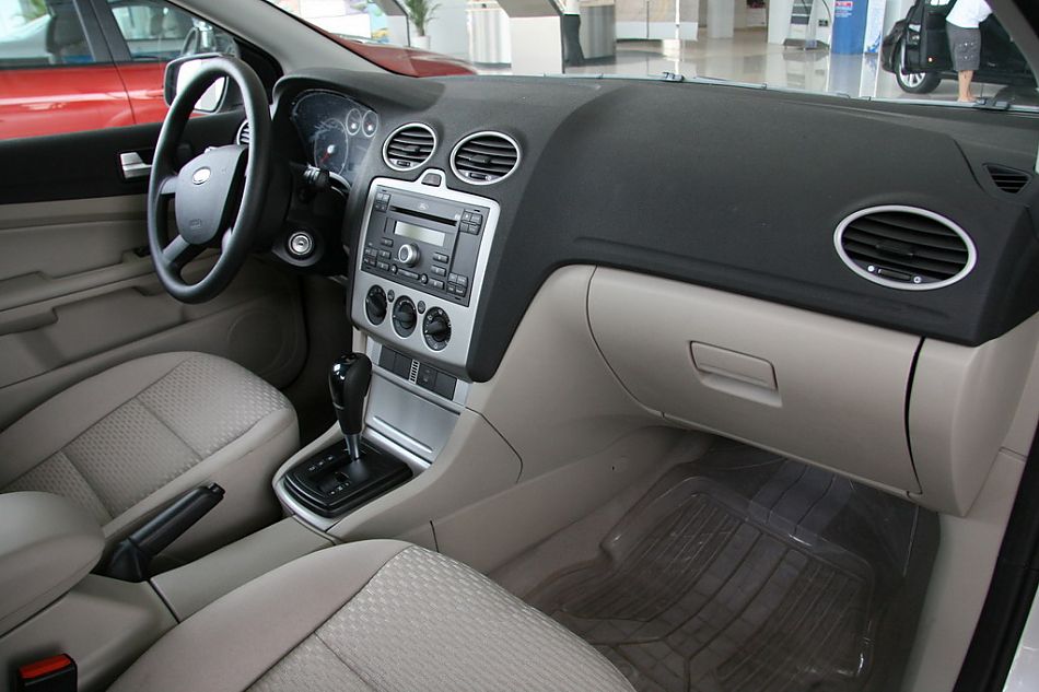 长安福特07款三厢福克斯内饰