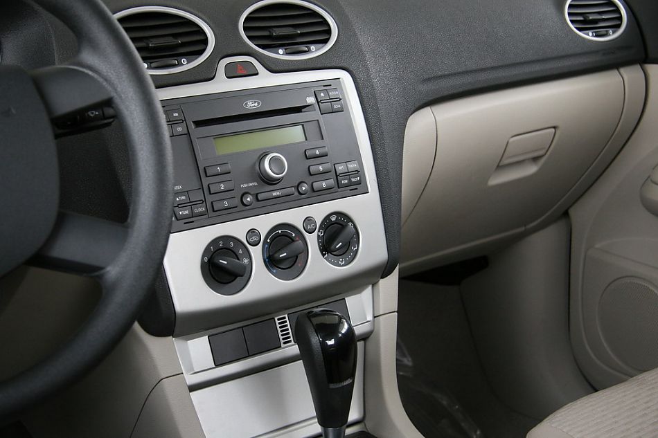 长安福特07款三厢福克斯内饰