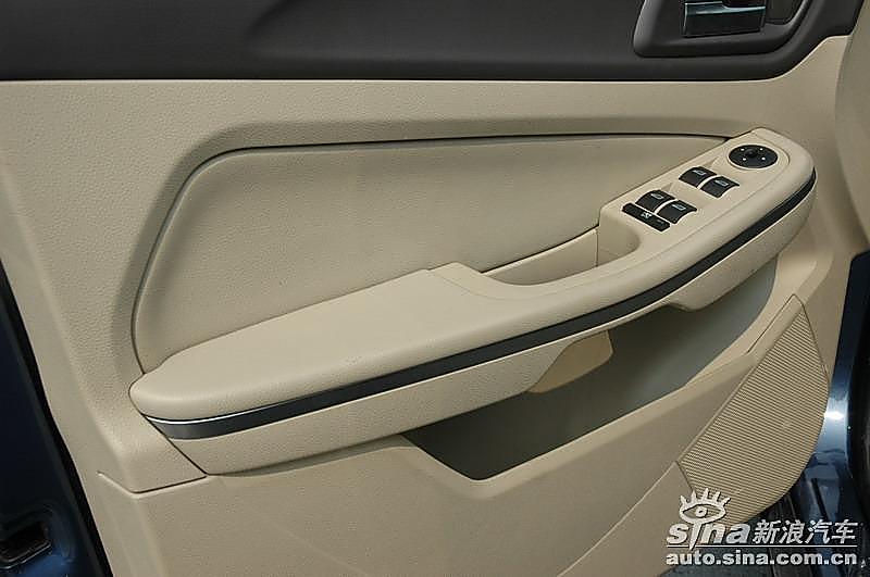 09款福克斯三厢2.0 AT实拍