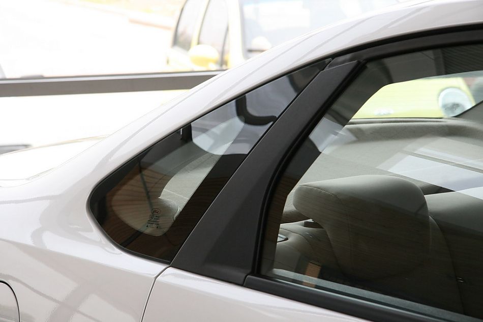 长安福特07款三厢福克斯前大灯