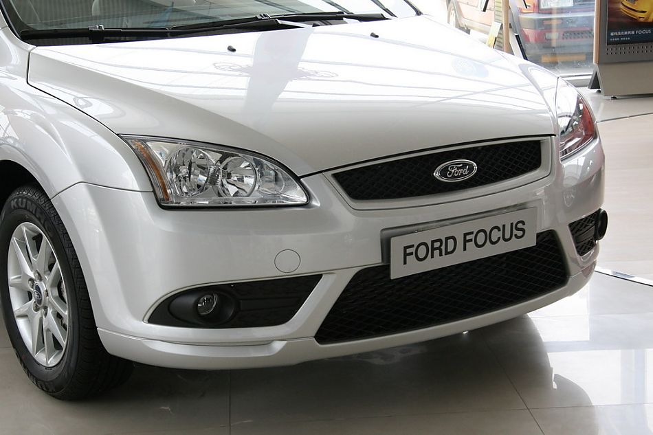 长安福特07款三厢福克斯前大灯