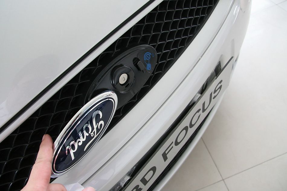 长安福特07款三厢福克斯前大灯