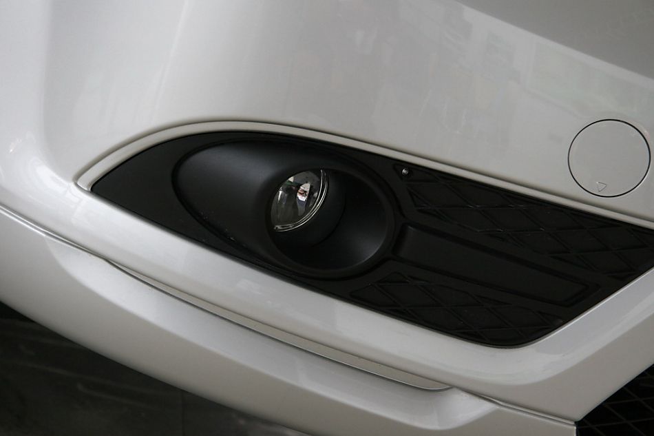 长安福特07款三厢福克斯前大灯