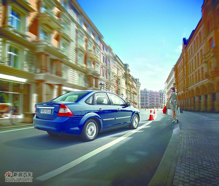 2011款福克斯三厢资料图